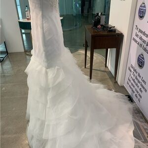 PRIMANOVIA WEDDING GOWN

NEW WEDDING GOWN 

New, no alterations done to its